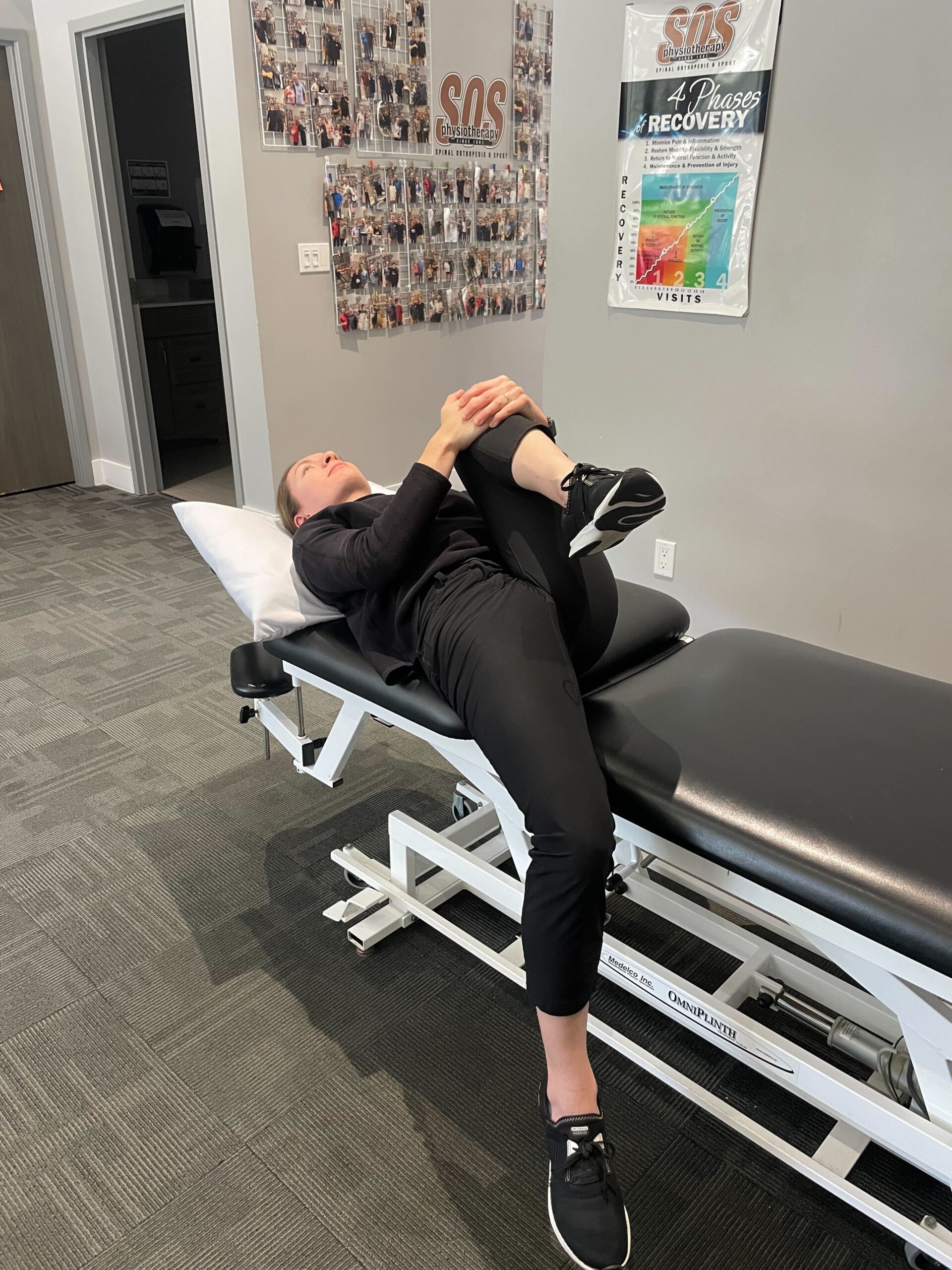 edge of bed hip flexor stretch demonstrated by physiotherapist Alana Streicher